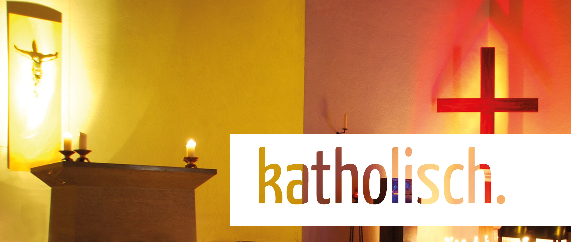 Kirchenraum mit Altar, Kerzen und Kreuz, Schriftzug „katholisch.“
